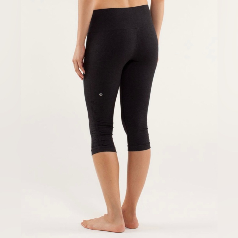 Lululemon In The Flow Crop (1 of 3)
Black